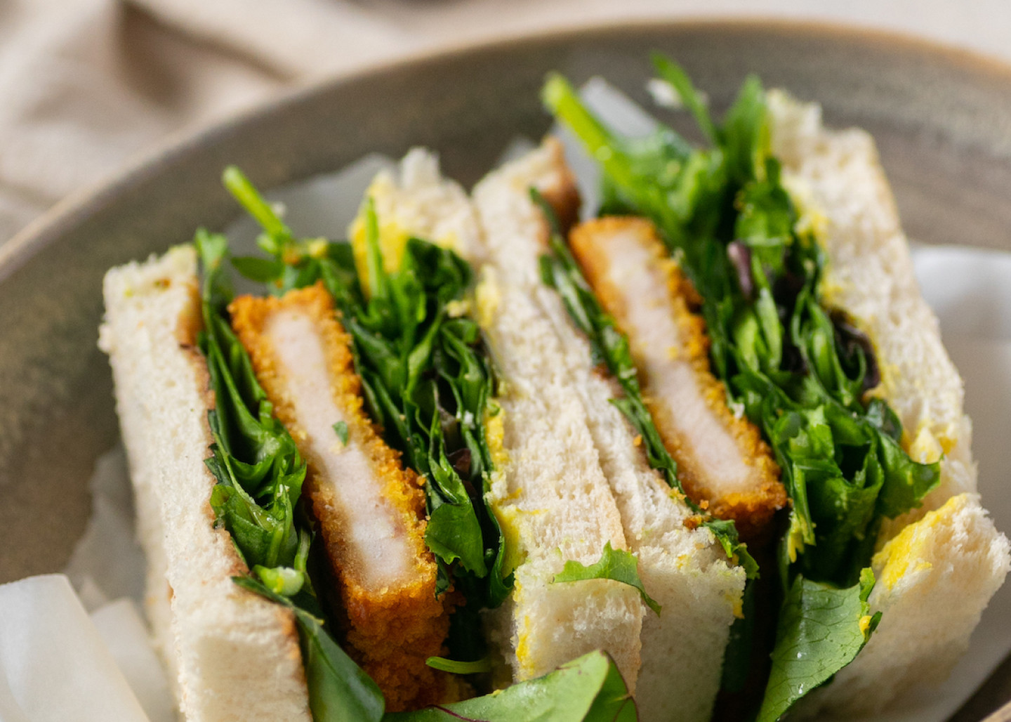 Σάντουιτς με Σαλάτα Ελληνική και κοτόπουλο πανέ