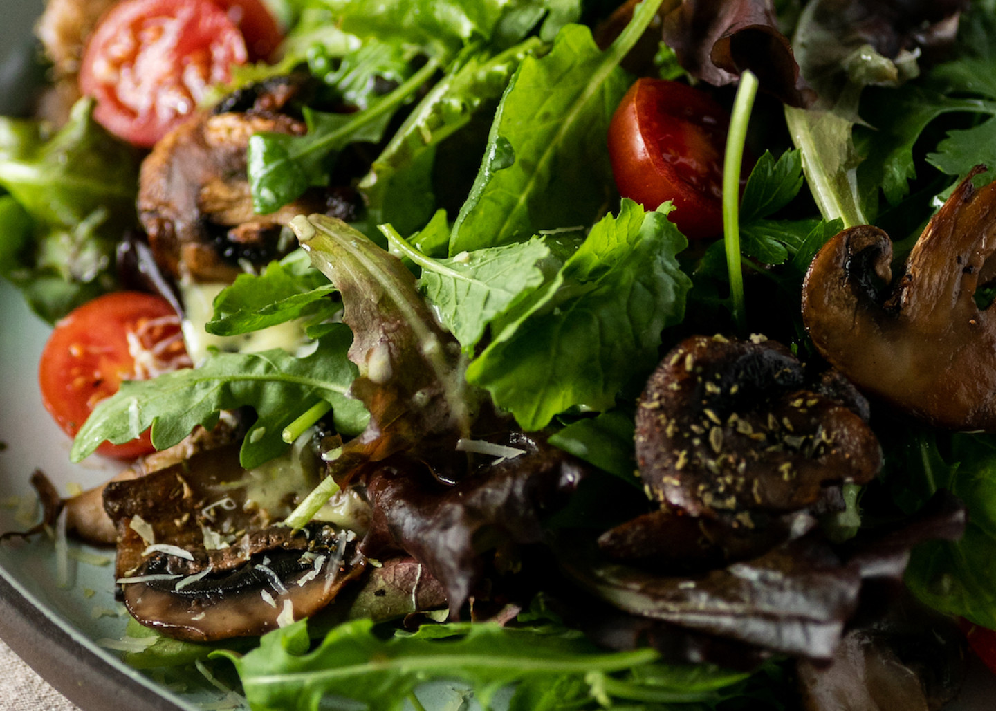 Σαλάτα Κale Mix με ψητά μανιτάρια και γραβιέρα